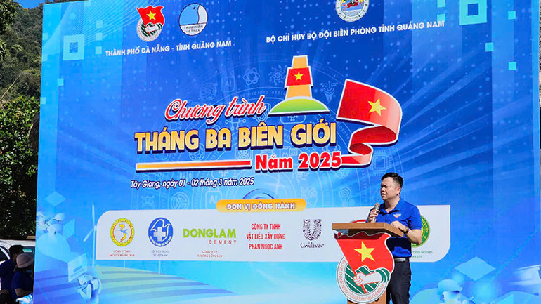 Ủy viên BCH Trung ương Đoàn, Phó Chủ tịch TƯ Hội Sinh viên Việt Nam, Bí thư Thành đoàn Đà Nẵng Lê Công Hùng phát biểu tại chương trình "Tháng Ba biên giới".