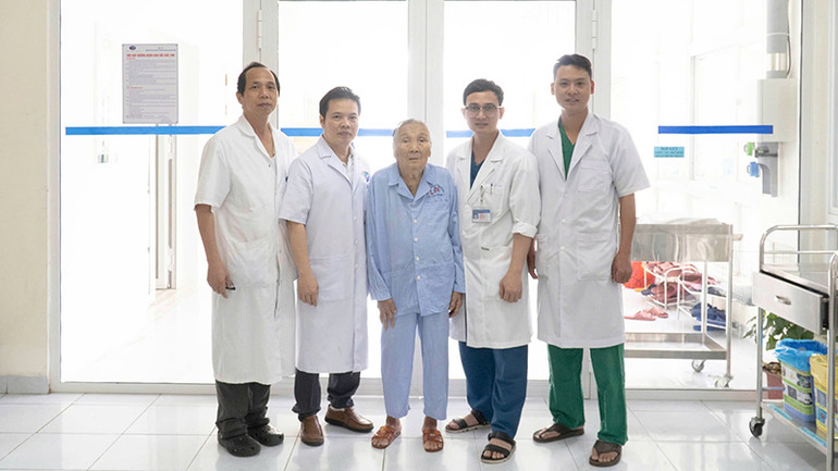 Bệnh nhân Phạm Thị Châu (ở giữa) phẫu thuật thay van tim đã được ra viện vào ngày 12/3.