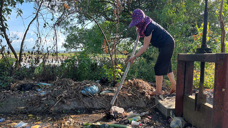 Bà Trần Thị Kính, Tổ 4, khối phố Hương Trà Đông, phường Hòa Hương, tỉnh Quảng Nam, thường xuyên tự dọn xác động vật vì bốc mùi hôi thối ảnh hưởng đến gia đình.