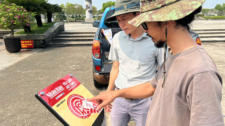 Các trạm tương tác thông minh được lắp đặt ở vị trí thuận tiện, dễ quan sát để du khách trải nghiệm bằng hình thức sử dụng điện thoại thông minh.