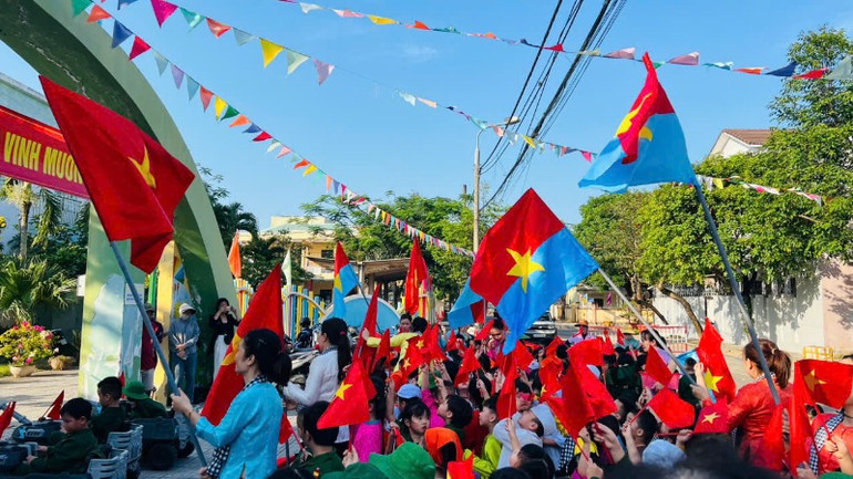 Hoạt động ngoại khóa tái hiện những hình ảnh của đất nước trong thời khắc giành chiến thắng, giải phóng hoàn toàn miền nam, thống nhất đất nước.