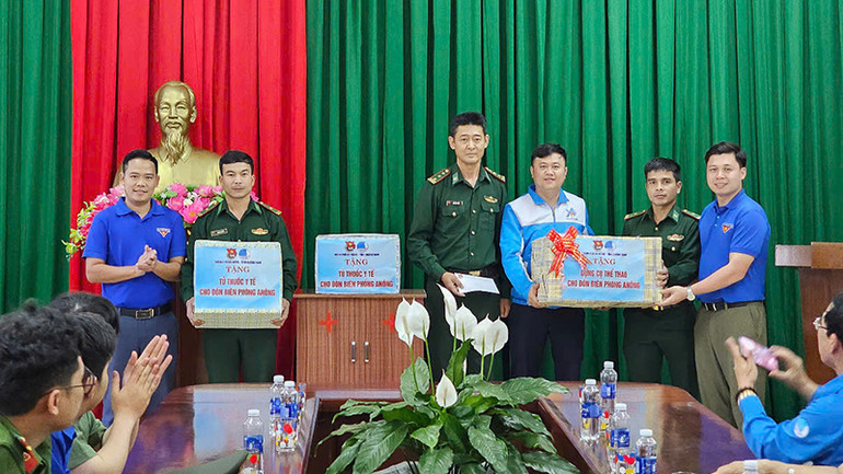 Ban tổ chức trao tặng tủ thuốc y tế và dụng cụ thể thao cho chiến sĩ Đồn Biên phòng A Nông.