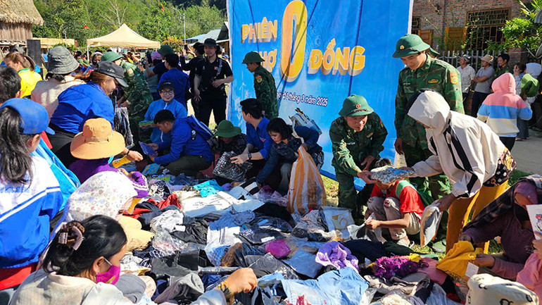 Tổ chức phiên chợ 0 đồng trong chương trình "Tháng Ba biên giới" .