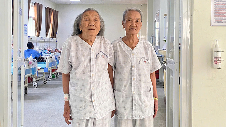 Hai cụ bà lớn tuổi bà Châu và bà Hùng (từ trái sang) sức khỏe ổn định sau ca đại phẫu thuật mổ tim hở.