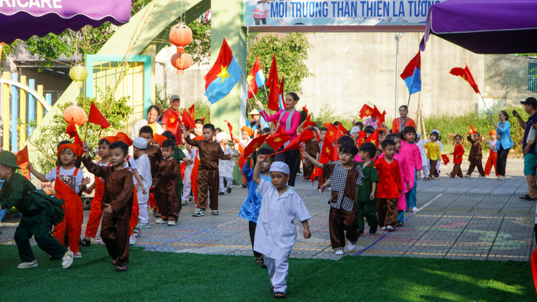 Các em nhỏ được hóa trang thành chú bộ đội, công nhân, nông dân... tham gia hành quân chiến thắng.