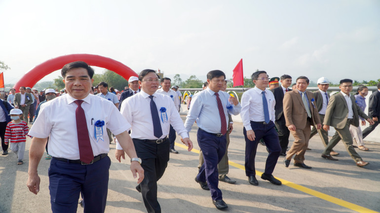 Lãnh đạo tỉnh Quảng Nam đi khảo sát trên cầu Sông Thu bắc qua sông Thu Bồn thuộc Dự án đường nối Quốc lộ 14H đến ĐT.609C.