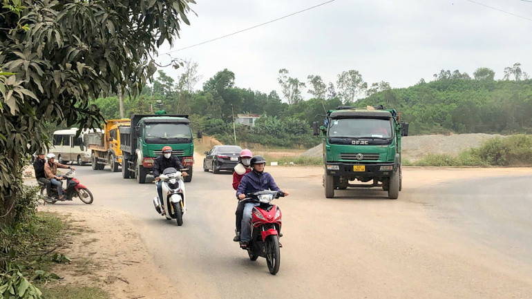 Xe chở vật liệu chạy nối đuôi nhau trên tại nút giao nhau ngay ngã tư đường Trần Phú với đường Trưng Nữ Vương (đoạn tại khu công nghiệp Thuận Yên).