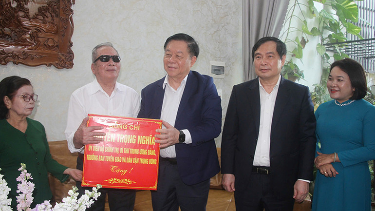 Trưởng Ban Tuyên giáo và Dân vận Trung ương Nguyễn Trọng Nghĩa thăm hỏi gia đình ông Lê Văn Trị, thương binh hạng 1/4 ở phường An Mỹ, thành phố Tam Kỳ. Trưởng Ban Tuyên giáo và Dân vận Trung ương Nguyễn Trọng Nghĩa thăm hỏi gia đình ông Lê Văn Trị, thương binh hạng 1/4 ở phường An Mỹ, thành phố Tam Kỳ.