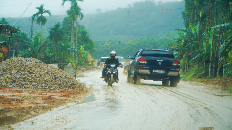 Dự án Liên kết vùng miền trung tỉnh Quảng Nam đoạn qua huyện Bắc Trà My thi công ì ạch kéo dài khiến người dân đi lại gặp khó khăn và tiềm ẩn nguy cơ tai nạn giao thông.