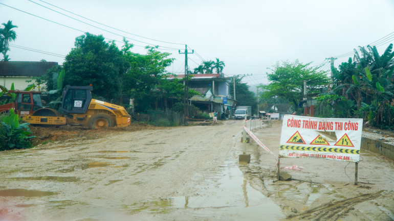 Đoạn đường từ xã Trà Dương lên trung tâm thị trấn Trà My (huyện Bắc Trà My) lầy lội, trơn trượt, loang lổ, nhấp nhô.