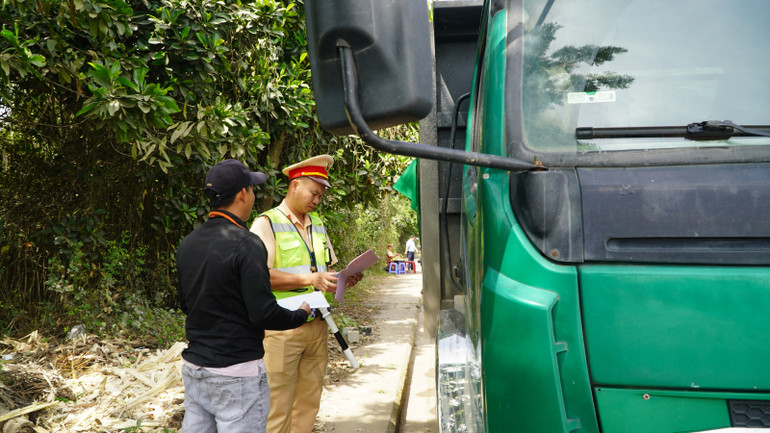 Từ ngày 4 đến ngày 11/4, đã phát hiện lập biên bản xử lý 20 trường hợp xe chở đất vi phạm trật tự an toàn giao thông ngay sau khi Báo Nhân Dân có bài phản ánh.