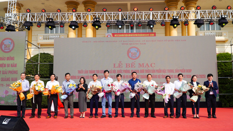 Lãnh đạo tỉnh Quảng Nam tặng hoa cho 17 huyện, thị, thành tham gia triển lãm.