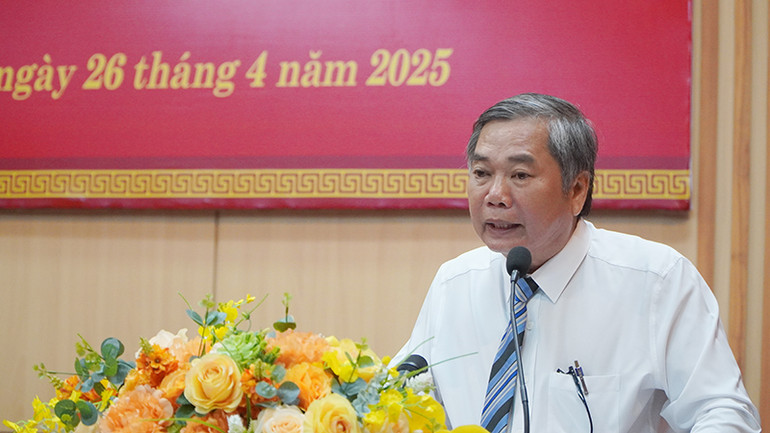 Ông Mai Văn Tư, Tổng Biên tập Báo và Đài Phát thanh-Truyền hình Quảng Nam phát biểu tại hội nghị.