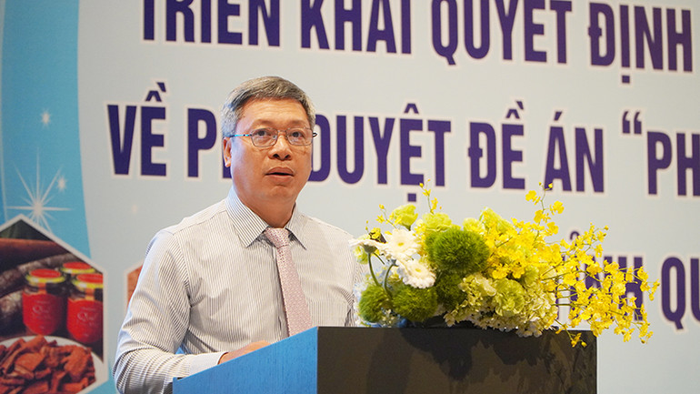 Phó Chủ tịch Ủy ban nhân dân tỉnh Quảng Nam Hồ Quang Bửu trình bày Quyết định số 463/QĐ-TTg ngày 28/02/2025 của Thủ tướng Chính phủ về phê duyệt Đề án “Phát triển và hình thành trung tâm công nghiệp dược liệu tại tỉnh Quảng Nam với sâm Ngọc Linh là cây chủ lực”. Phó Chủ tịch Ủy ban nhân dân tỉnh Quảng Nam Hồ Quang Bửu trình bày Quyết định số 463/QĐ-TTg ngày 28/02/2025 của Thủ tướng Chính phủ về phê duyệt Đề án “Phát triển và hình thành trung tâm công nghiệp dược liệu tại tỉnh Quảng Nam với sâm Ngọc Linh là cây chủ lực”.