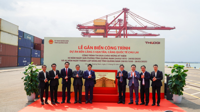 Lãnh đạo tỉnh Quảng Nam gắn biển công trình Dự án bến cảng 5 vạn tấn là công trình thi đua chào mừng “Kỷ niệm 50 năm ngày giải phóng tỉnh Quảng Nam (24/03/1975-24/03/2025); và 95 năm ngày thành lập Đảng bộ tỉnh Quảng Nam (28/3/1930-28/3/2025)”.
