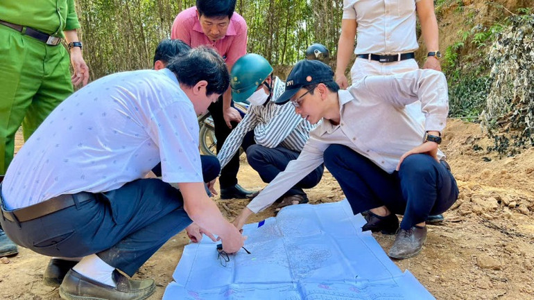 Đoàn công tác liên ngành của huyện Phú Ninh đối chiếu vị trí khai thác đất, đá trái phép với bản đồ địa giới hành chính.
