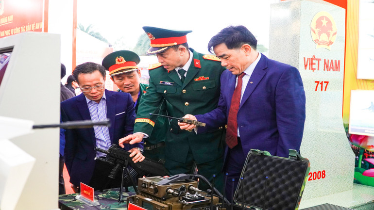 Lãnh đạo tỉnh Quảng Nam tham quan mô hình vũ khí, khí tài hiện đại tại Triển lãm, trưng bày các thành tựu kinh tế-xã hội, quốc phòng-an ninh và giới thiệu sản phẩm đặc trưng, sản phẩm OCOP.