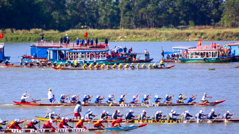Ngay sau lễ khai mạc, các đội thuyền đua đã tranh tài sôi nổi ở các nội dung thi.