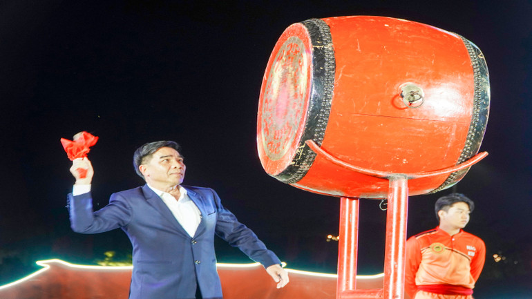 Chủ tịch Ủy ban nhân dân tỉnh Quảng Nam Lê Văn Dũng đánh trống khai mạc Hội trại với chủ đề “Thanh niên Quảng Nam tự tin bước vào kỷ nguyên phát triển mới”. Chủ tịch Ủy ban nhân dân tỉnh Quảng Nam Lê Văn Dũng đánh trống khai mạc Hội trại với chủ đề “Thanh niên Quảng Nam tự tin bước vào kỷ nguyên phát triển mới”.