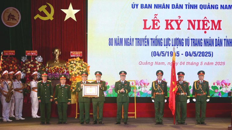 Thiếu tướng Lê Ngọc Hải, Phó Bí thư Đảng ủy, Tư lệnh Quân khu 5, thừa ủy quyền Chủ tịch nước trao tặng Huân chương Quân công hạng Nhất cho Bộ Chỉ huy quân sự tỉnh Quảng Nam.