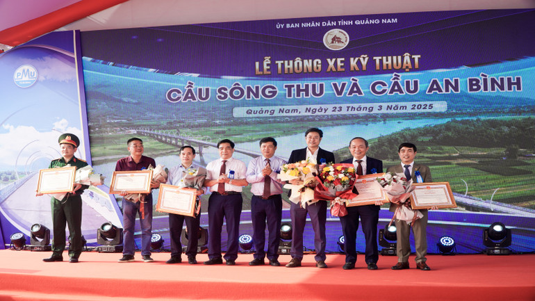 Tặng bằng khen của của Ủy ban nhân dân tỉnh Quảng Nam cho các tập thể có thành tích xuất sắc.