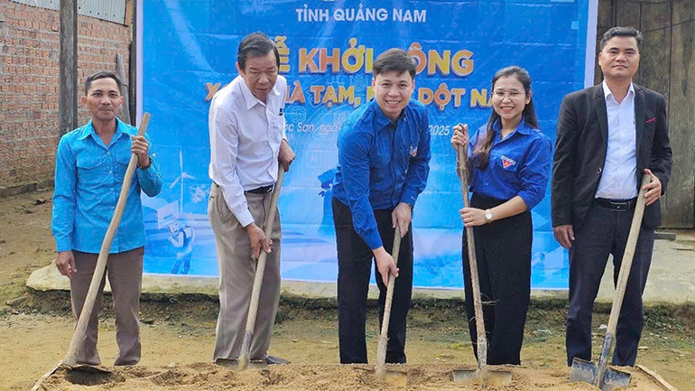 Uỷ viên Ban Chấp hành TW Đoàn, Phó Bí thư Tỉnh đoàn Quảng Nam Vũ Gia Dân khởi công xoá nhà tạm, nhà dột nát tại huyện Phước Sơn.