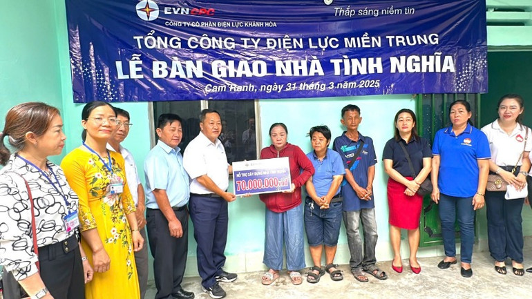 Trao nhà tình nghĩa cho bà Nguyễn Thị Lẫy, tổ dân phố Linh Vân, phường Cam Linh, thành phố Cam Ranh, tỉnh Khánh Hòa.