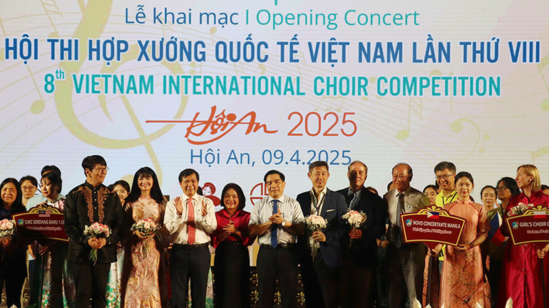 Lãnh đạo tỉnh Quảng Nam tặng hoa cho các đoàn hợp xướng tham gia hội thi. Lãnh đạo tỉnh Quảng Nam tặng hoa cho các đoàn hợp xướng tham gia hội thi.