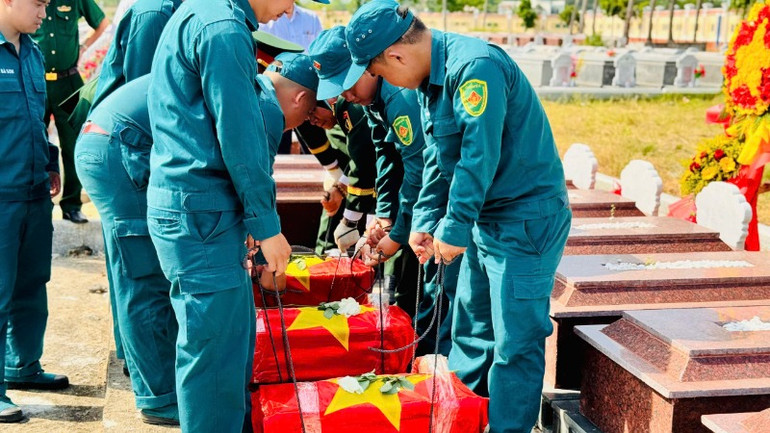 Hài cốt của 3 liệt sĩ được an táng tại nghĩa trang liệt sĩ thị xã Điện Bàn. Hài cốt của 3 liệt sĩ được an táng tại nghĩa trang liệt sĩ thị xã Điện Bàn.
