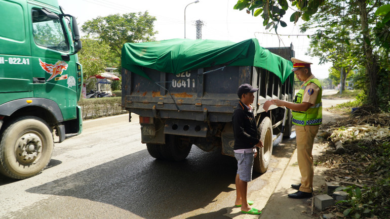 Phòng Cảnh sát giao thông Công an tỉnh Quảng Nam kiên quyết xử lý các xe chở vật liệu gây mất an toàn giao thông.