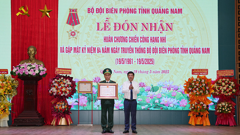 Đại tá Trần Tiến Hiền, Chỉ huy trưởng Bộ đội Biên phòng tỉnh Quảng Nam, được tặng thưởng Huân chương Chiến công hạng Ba.