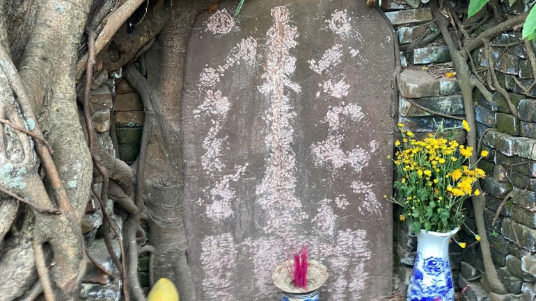 Hiện trạng các chữ và hình chạm khắc trên mặt Bia yểm thuỷ đạo đã bị đục phá làm hư hại gần như hoàn toàn. Hiện trạng các chữ và hình chạm khắc trên mặt Bia yểm thuỷ đạo đã bị đục phá làm hư hại gần như hoàn toàn.