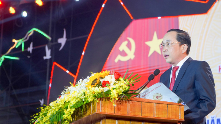 Đồng chí Nguyễn Văn Lượm, Bí thư Huyện ủy Thăng Bình, tỉnh Quảng Nam trình bày diễn văn kỷ niệm.