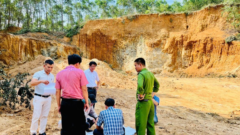 Đoàn công tác liên ngành của huyện Phú Ninh đã trực tiếp đến hiện trường kiểm tra vụ việc khai thác đất, đá trái phép ở vùng giáp ranh.