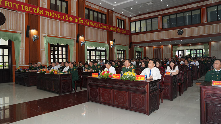 Các đại biểu dự Lễ đón nhận Huân chương Chiến công hạng Nhì.