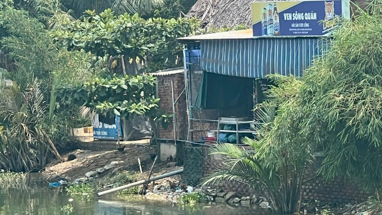 Quán thường xuyên xả thải trực tiếp ra sông Thu Bồn gây ô nhiễm dòng sông.