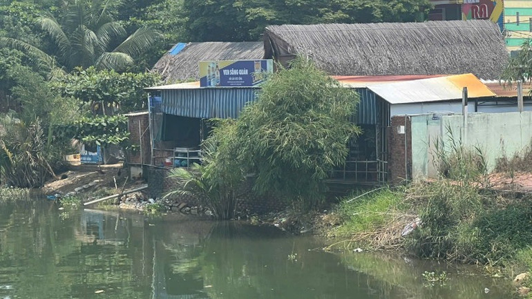 Trong khi địa phương chờ quán Ven Sông tháo dỡ để bàn giao mặt bằng thì hiện tại quán vẫn hoạt động bình thường.