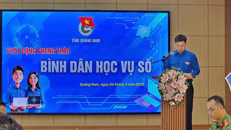 Ủy viên Ban Chấp hành Trung ương Đoàn, Phó Bí thư Tỉnh đoàn Quảng Nam Vũ Gia Dân phát biểu phát động phong trào “Bình dân học vụ số”.