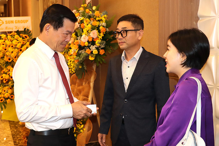 Bí thư Tỉnh ủy Đồng Nai Nguyễn Hồng Lĩnh (bên trái) trao đổi với các nhà đầu tư vào tỉnh.