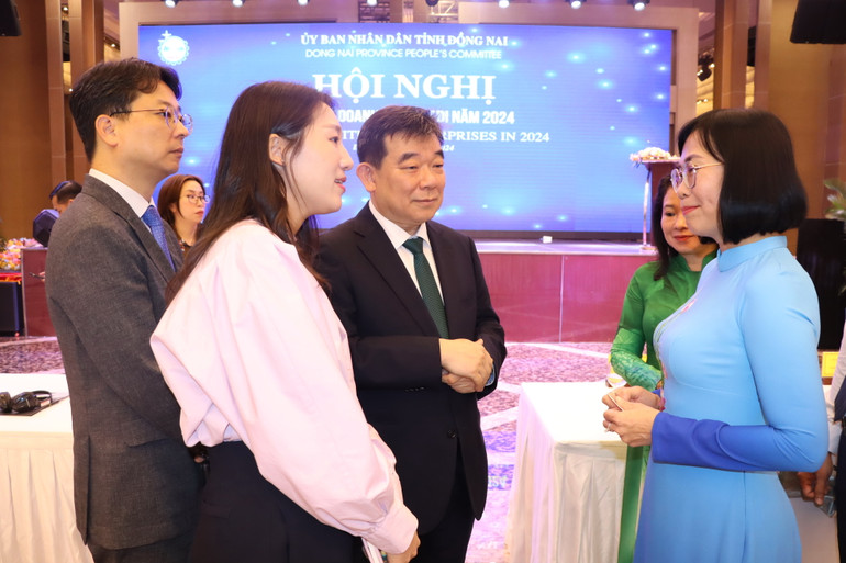 Lãnh đạo Ủy ban nhân dân tỉnh Đồng Nai trao đổi với doanh nghiệp FDI.