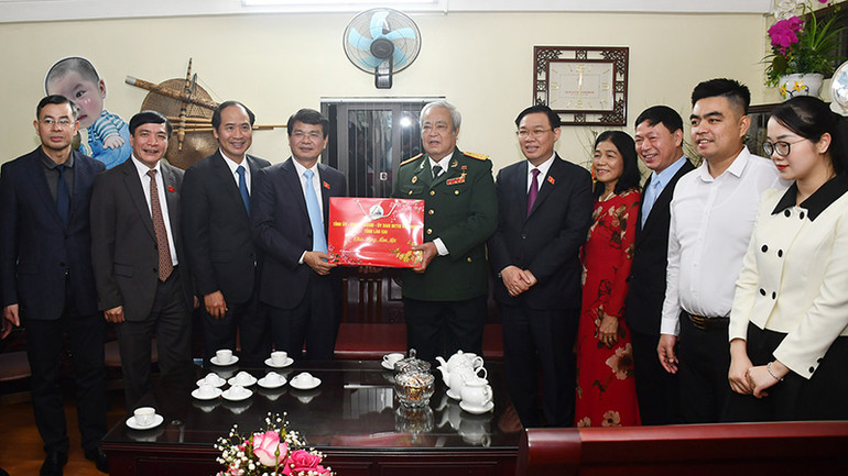 Chủ tịch Quốc hội Vương Đình Huệ và Bí thư Tỉnh ủy Lào Cai Đặng Xuân Phong thăm, tặng quà Tết Anh hùng Lực lượng vũ trang nhân dân Nguyễn Văn Hòa, phường Kim Tân, thành phố Lào Cai đầu năm 2023. (Ảnh: HỮU HUỲNH)