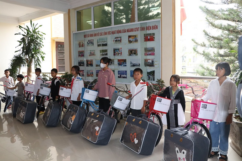 Ngoài học bổng, mỗi em học sinh còn được tặng 1 xe đạp và 1 chăn.