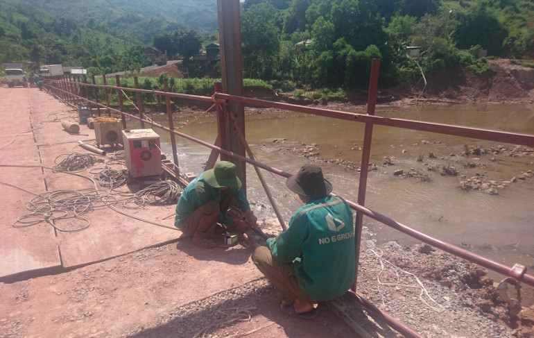 Bám sát phương châm "4 tại chỗ", những ngày qua Công ty trách nhiệm hữu hạn thương mại và xây dựng số 6 đã khẩn trương thi công các hạng mục.