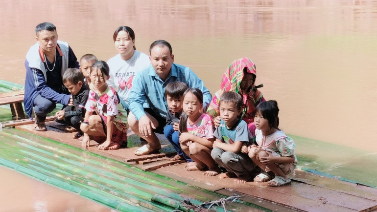 Khi chưa có cầu tạm, học sinh, giáo viên và người dân trong huyện Mường Nhé phải dùng bè tre làm phương tiện qua suối.