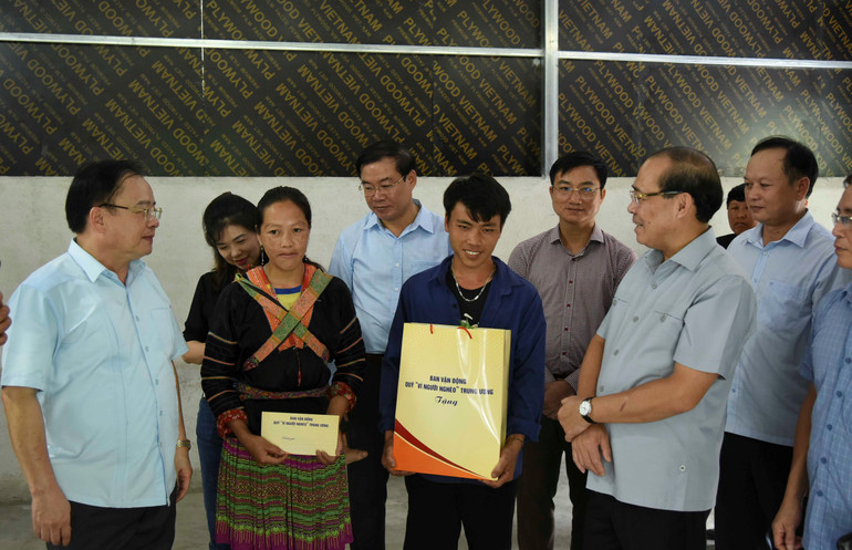 Đồng chí Hoàng Công Thủy cùng các thành viên Đoàn công tác tặng quà, động viên hộ nghèo huyện Mường Chà khắc phục khó khăn, vươn lên trong cuộc sống.