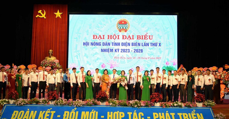 Đồng chí Mùa A Sơn, Phó Bí thư Thường trực Tỉnh ủy Điện Biên cùng lãnh đạo Hội Nông dân Việt Nam chúc mừng các đồng chí được tín nhiệm bầu Ban Chấp hành Hội Nông dân tỉnh Điện Biên khóa 10.