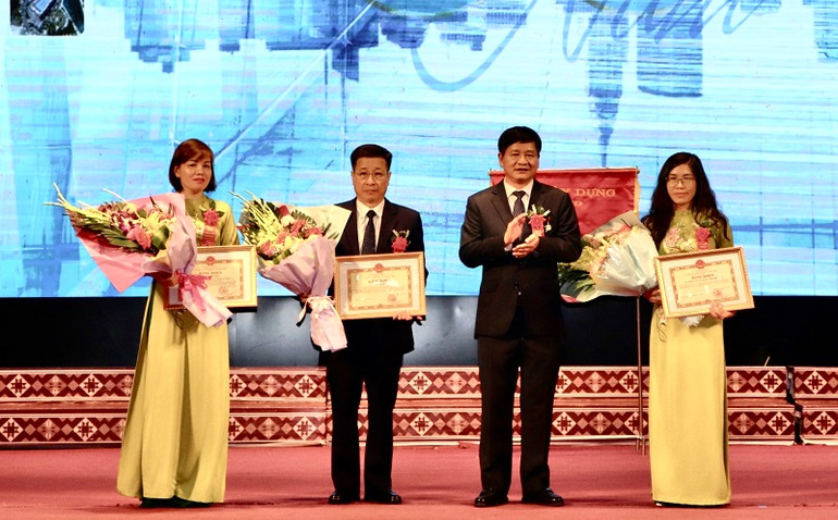 Đồng chí Lê Thành Đô, Chủ tịch Ủy ban nhân dân tỉnh Điện Biên trao Bằng khen tặng các tập thể, cá nhân có thành tích xuất sắc trong phong trào thi đua chào mừng kỷ niệm thành lập ngành xây dựng. Đồng chí Lê Thành Đô, Chủ tịch Ủy ban nhân dân tỉnh Điện Biên trao Bằng khen tặng các tập thể, cá nhân có thành tích xuất sắc trong phong trào thi đua chào mừng kỷ niệm thành lập ngành xây dựng.