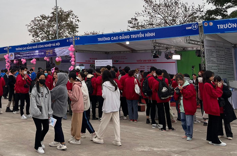 Nhiều bạn trẻ quan tâm tới các hoạt động bên lề hội nghị gắn kết giáo dục nghề nghiệp Thủ đô với thị trường lao động năm 2022. (Ảnh: TRUNG HIẾU)