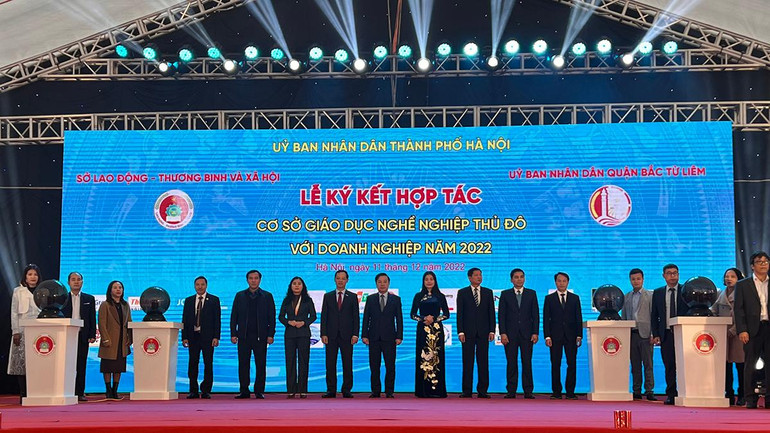 Các cơ sở giáo dục nghề nghiệp và doanh nghiệp ký kết hợp tác tại hội nghị. (Ảnh: TRUNG HIẾU)