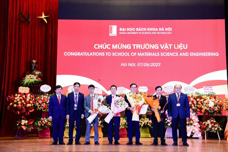 GS Huỳnh Trung Hải là Hiệu trưởng Trường Vật liệu (thứ 2 từ phải sang).
